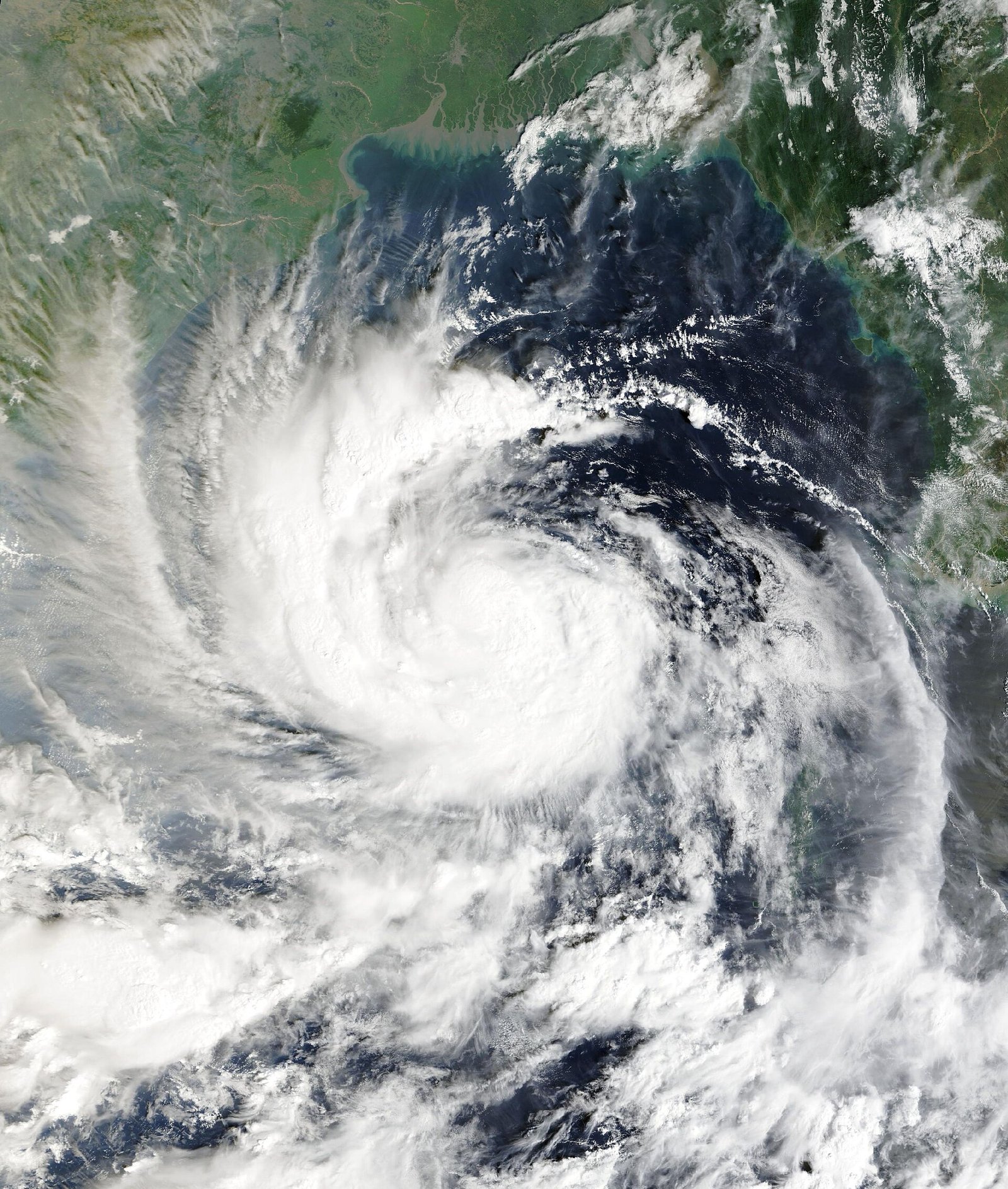Cyclone Arnab nears Andhra coast: 84,000 evacuated, one dead, flights halted ahead of early-morning landfall